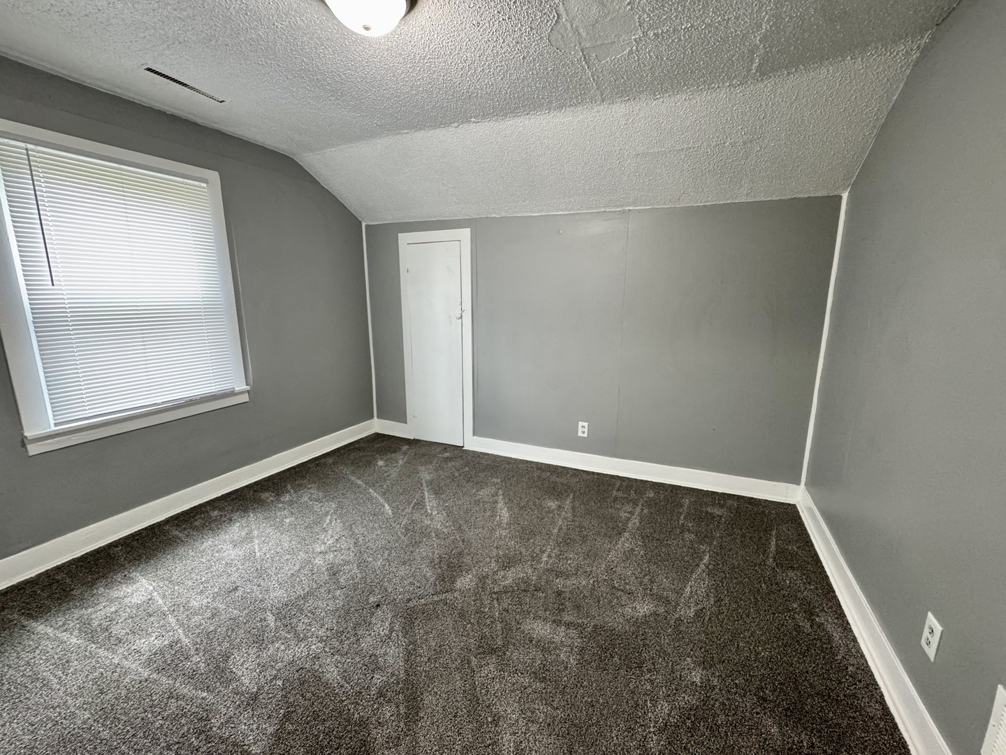 3032 1/2 Indian Road Property Photo 4