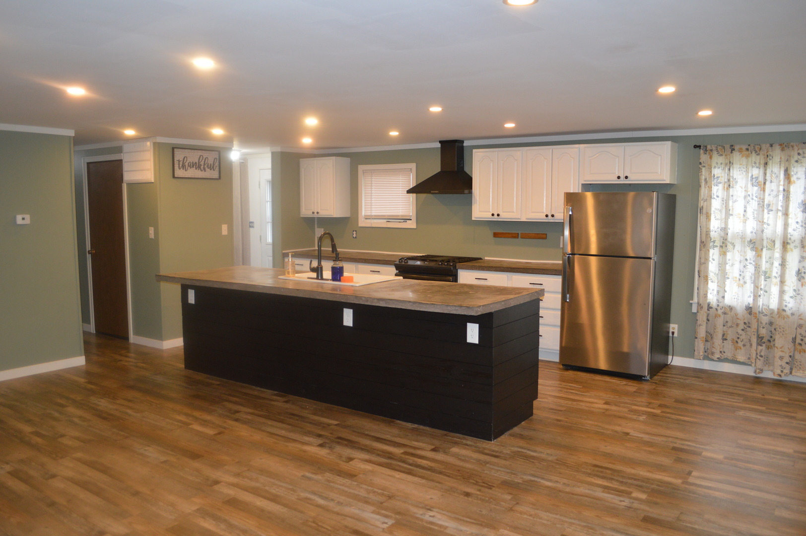 460 E Hill Street Property Photo 6