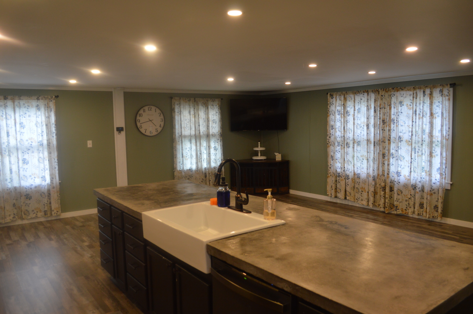 460 E Hill Street Property Photo 9