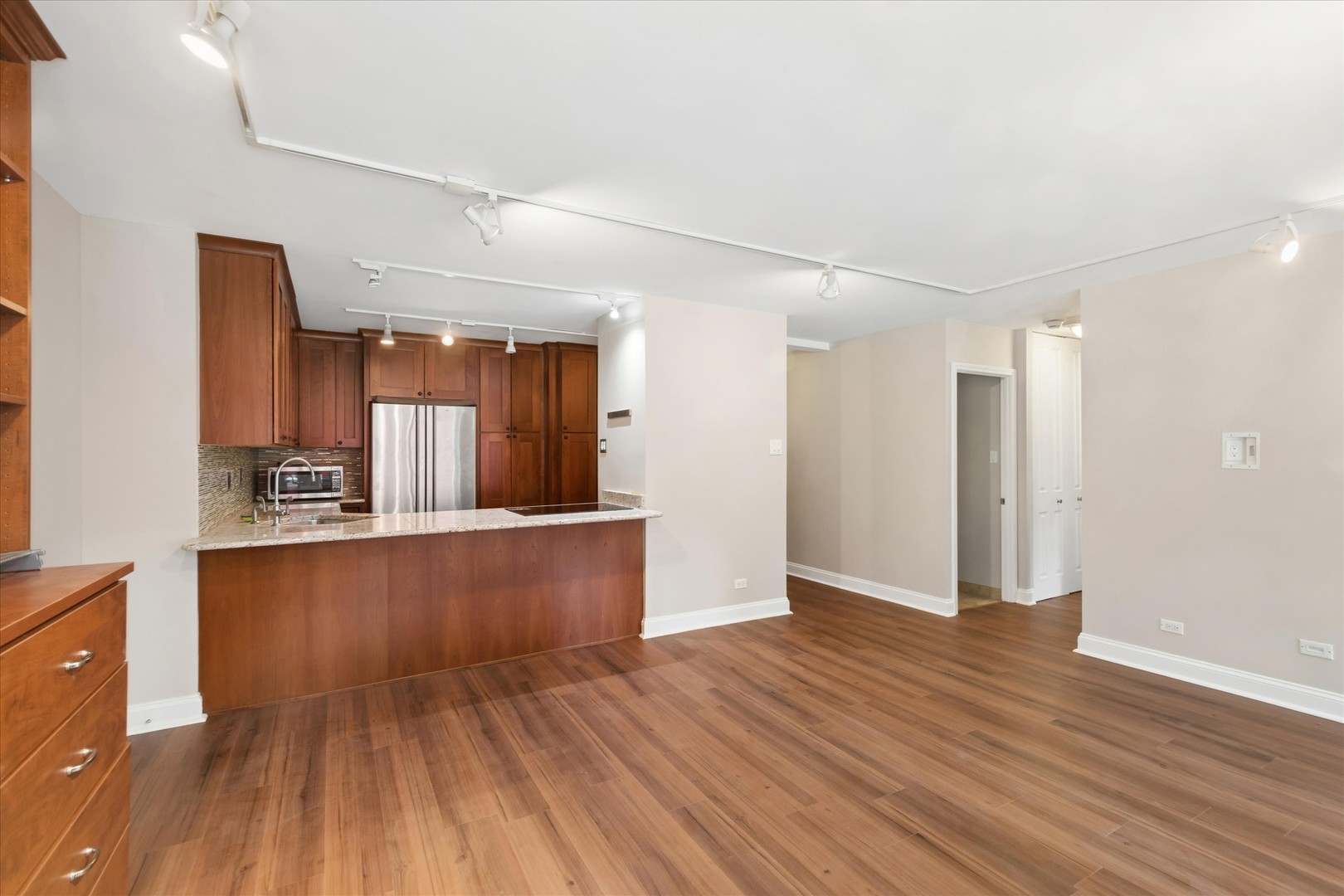 211 E Ohio Street 816 Property Photo 4