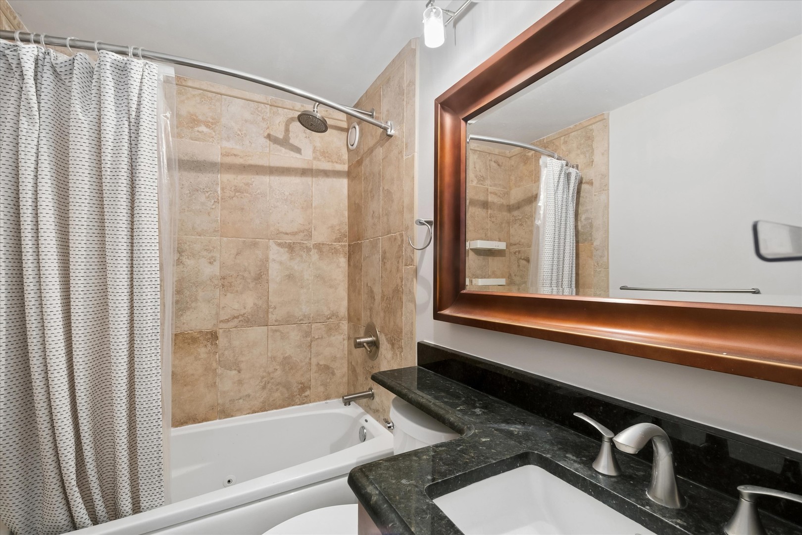 211 E Ohio Street 816 Property Photo 9