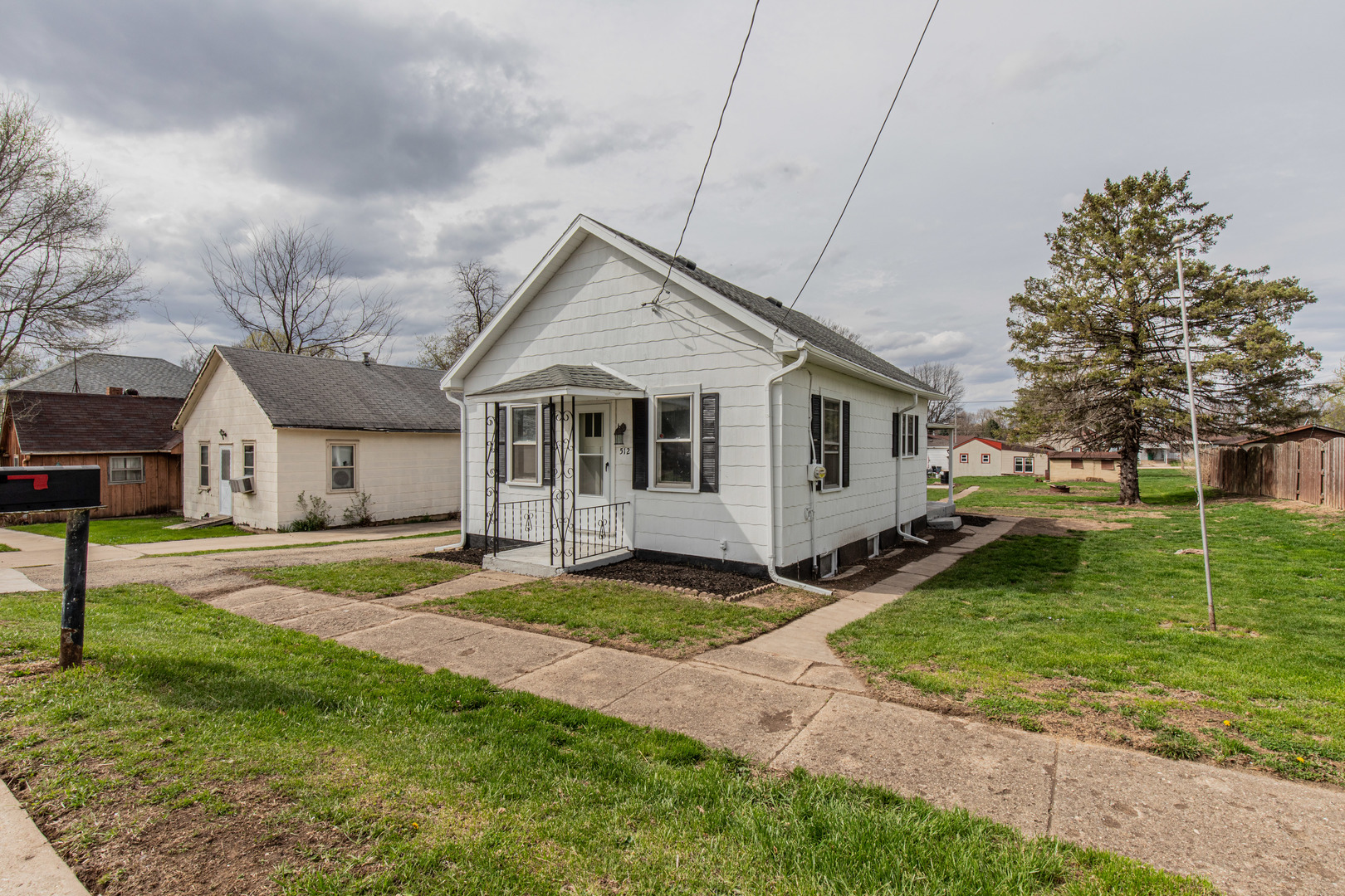 512 W Chestnut Street Property Photo 1