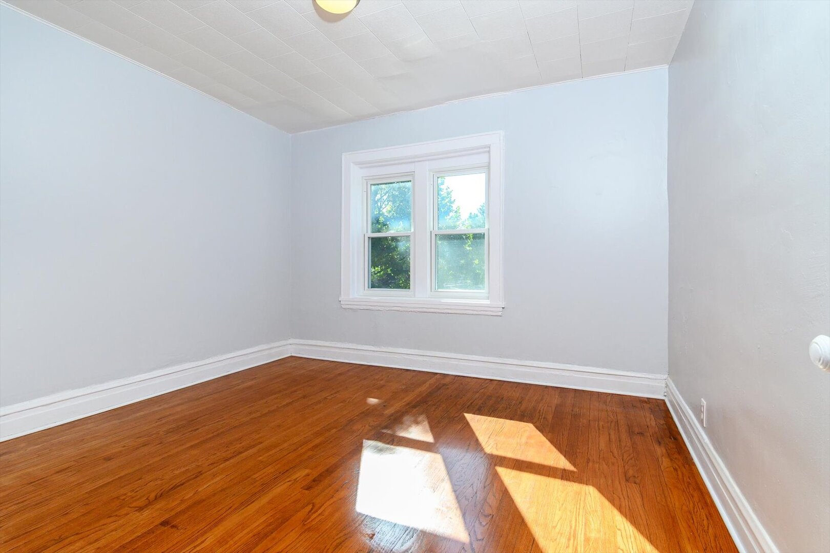 646 W 35th Street Property Photo 2