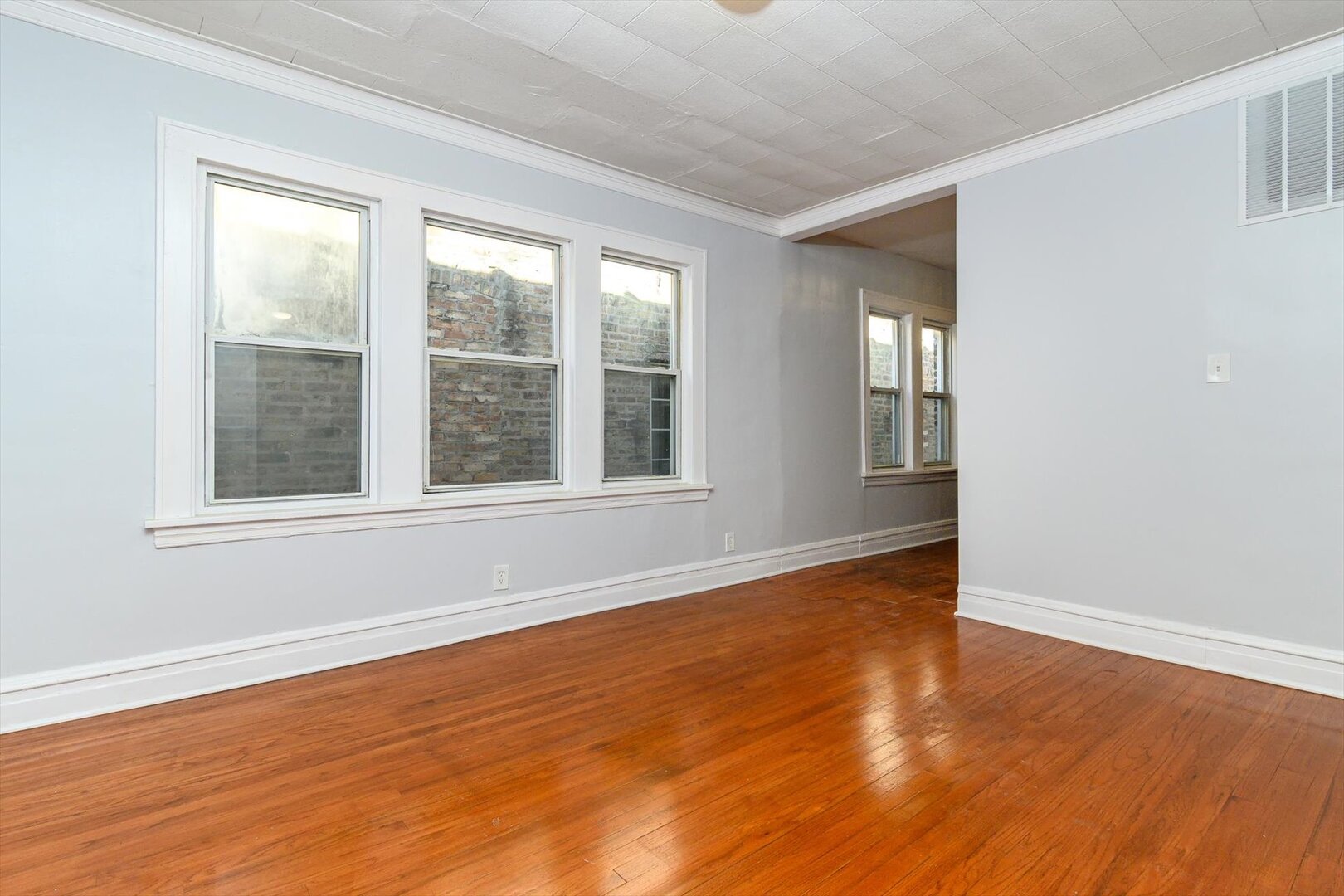 646 W 35th Street Property Photo 4
