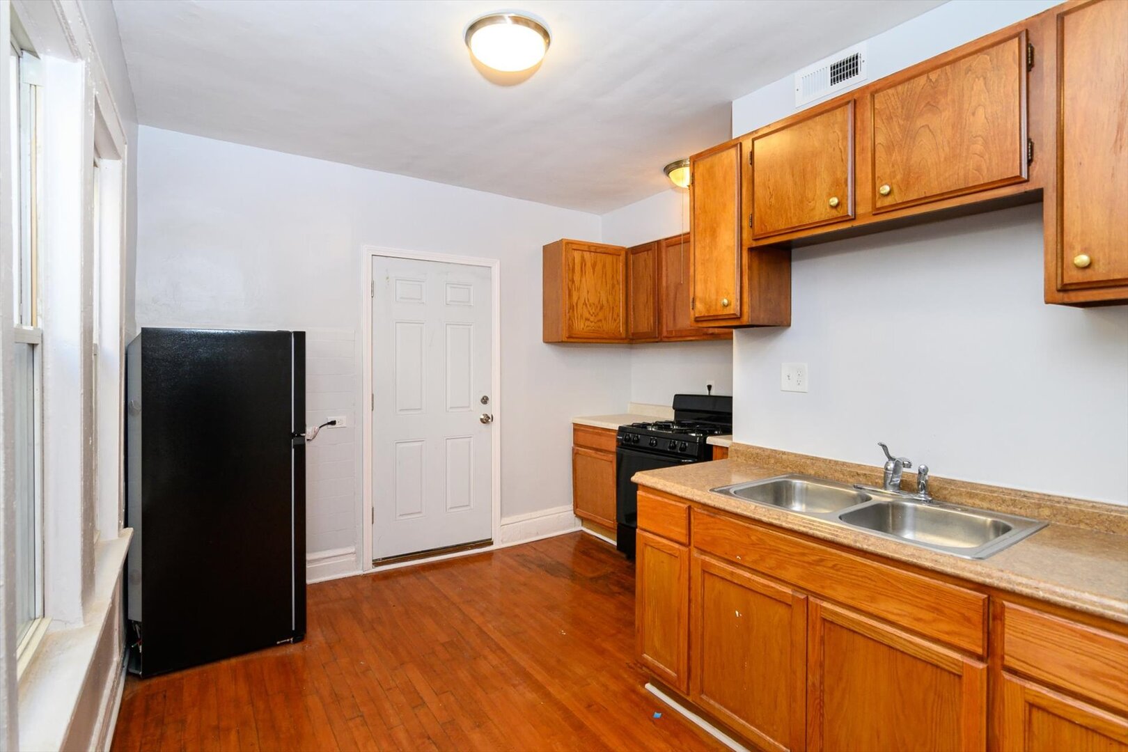 646 W 35th Street Property Photo 7