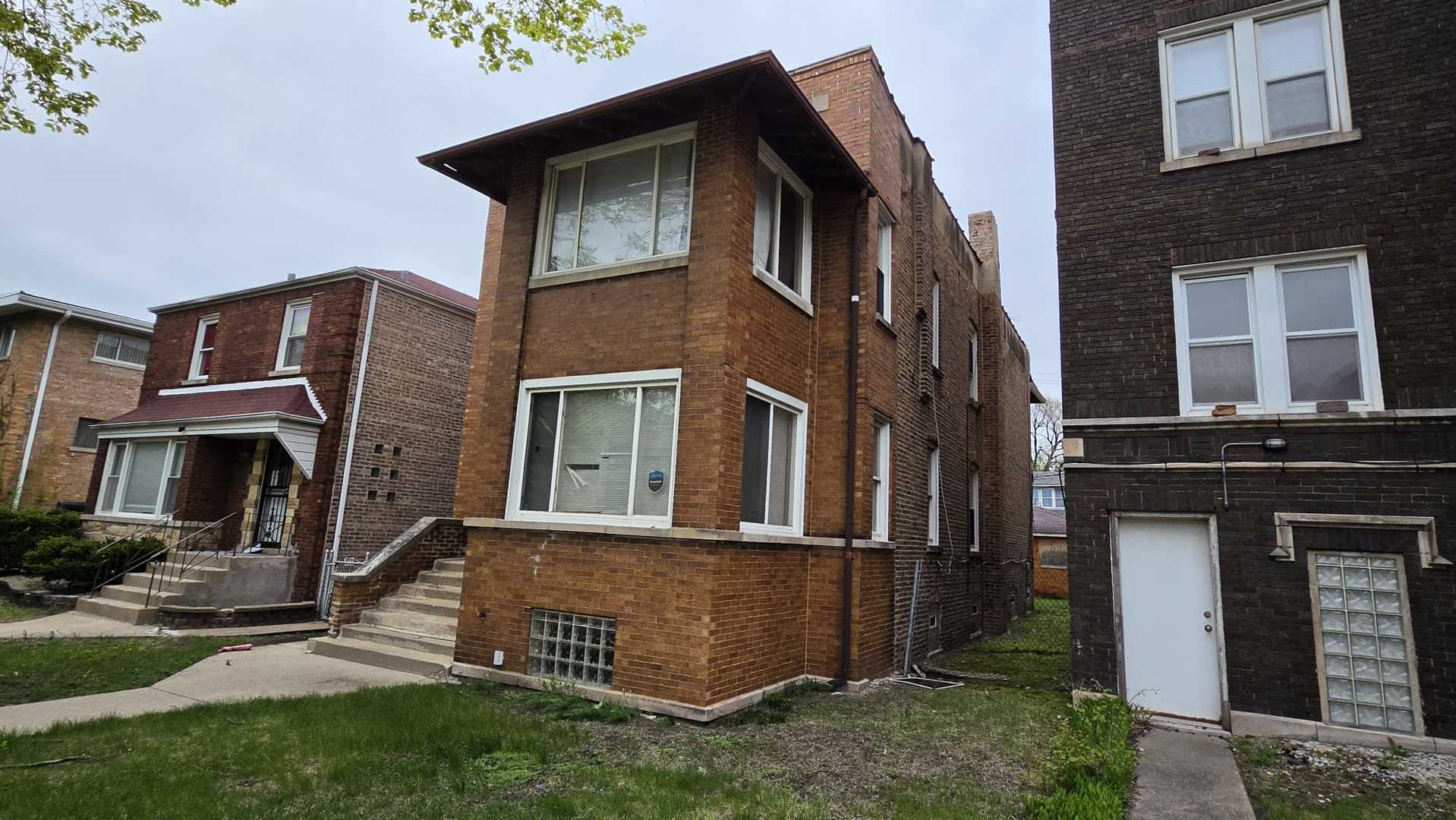 8215 S Eberhart Avenue Property Photo 2