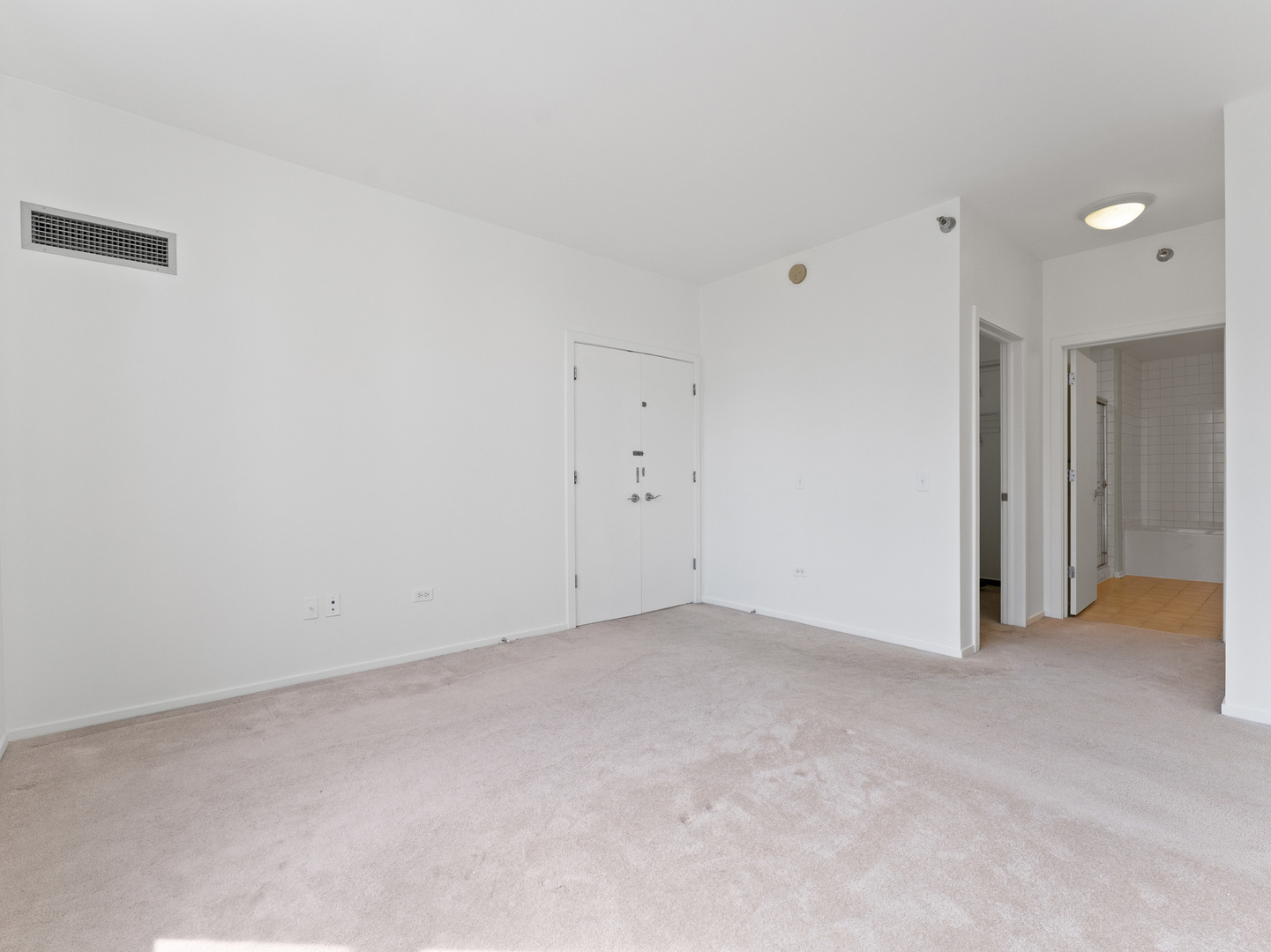 330 N Jefferson Street 1704 Property Photo 14