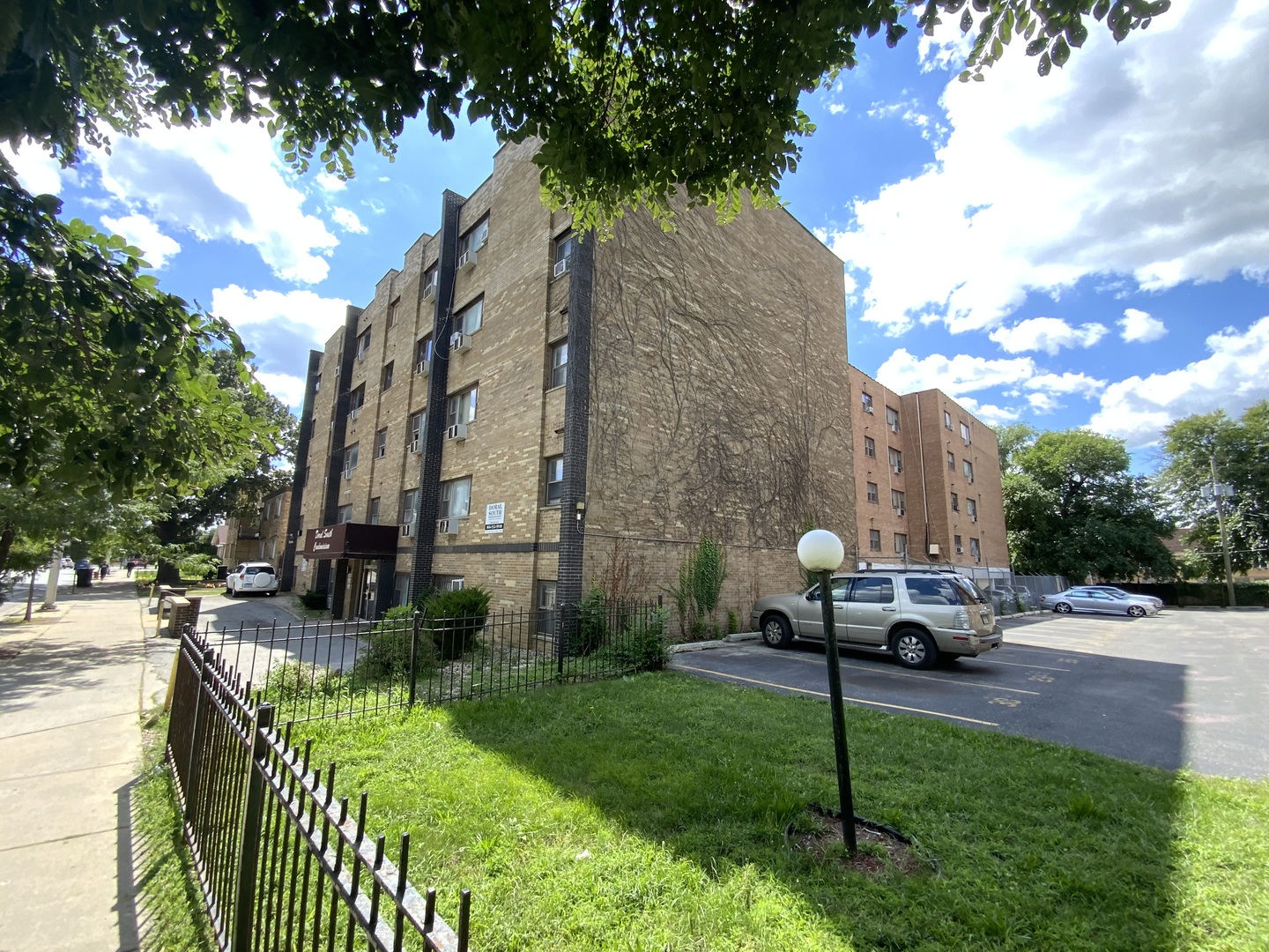 7854 S South Shore Drive 405 Property Photo 3