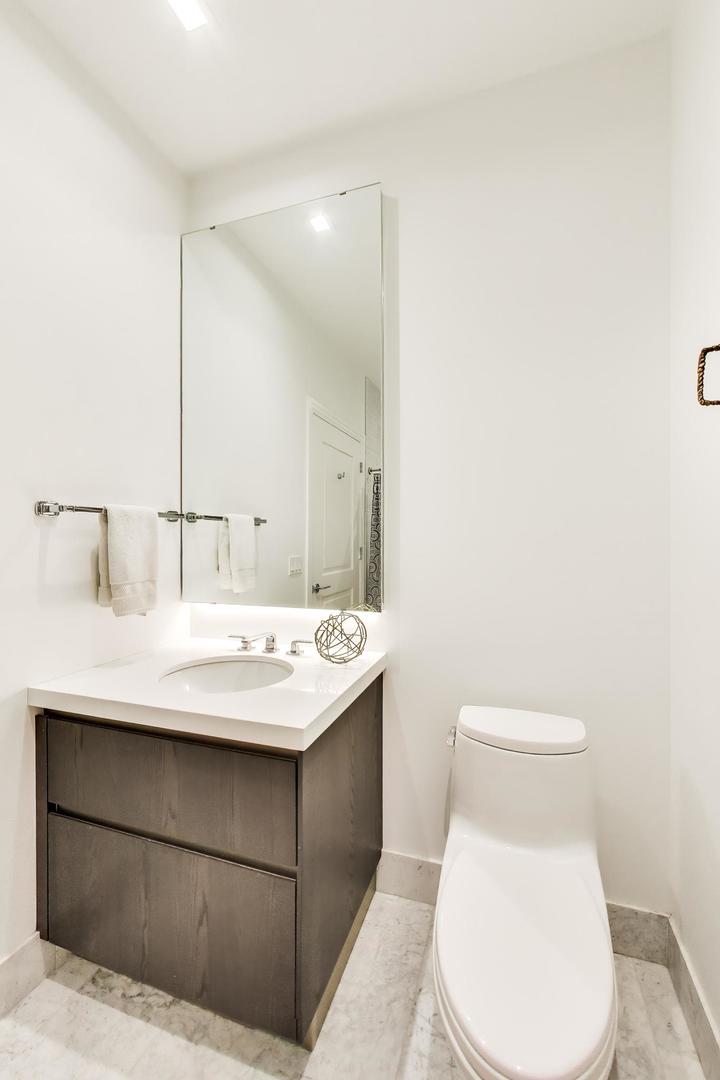 363 E Wacker Drive 5105 Property Photo 21