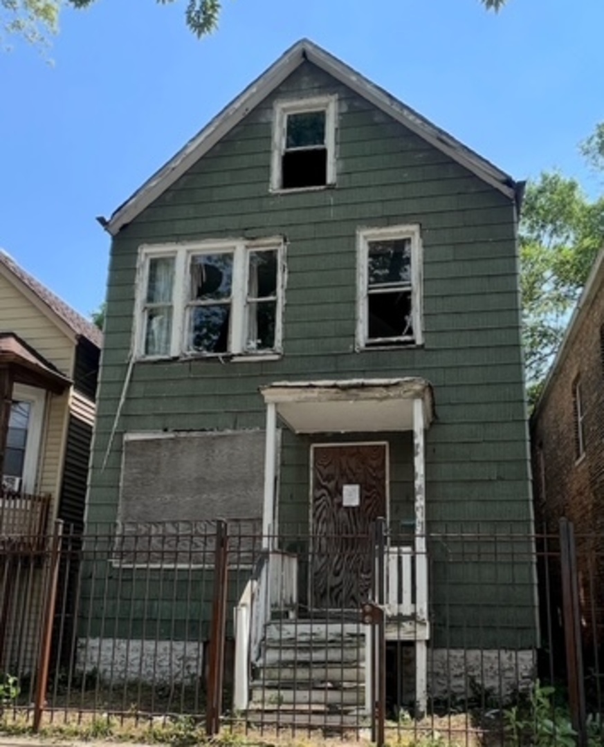 8207 S South Shore Drive Property Photo 1