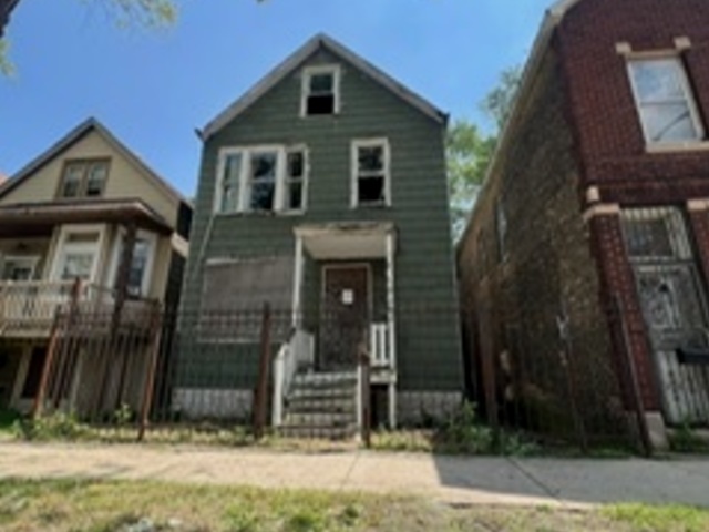 8207 S South Shore Drive Property Photo 2