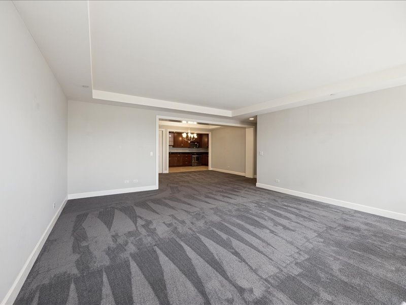 10 E Burlington Street 2j Property Photo 16