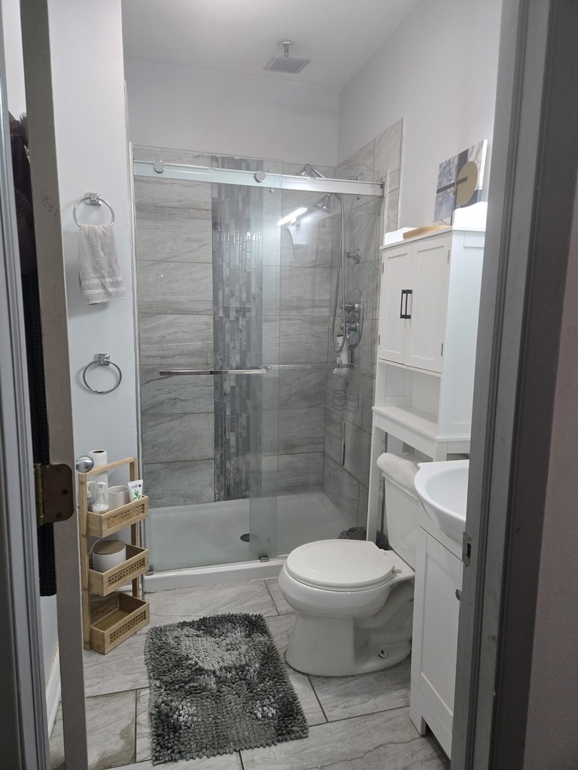 7204 S Rhodes Avenue Property Photo 8