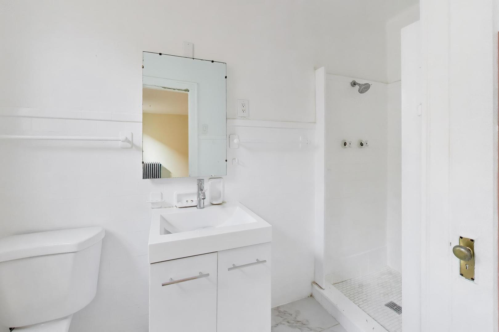 2221 E 68th Street 3 Property Photo 20