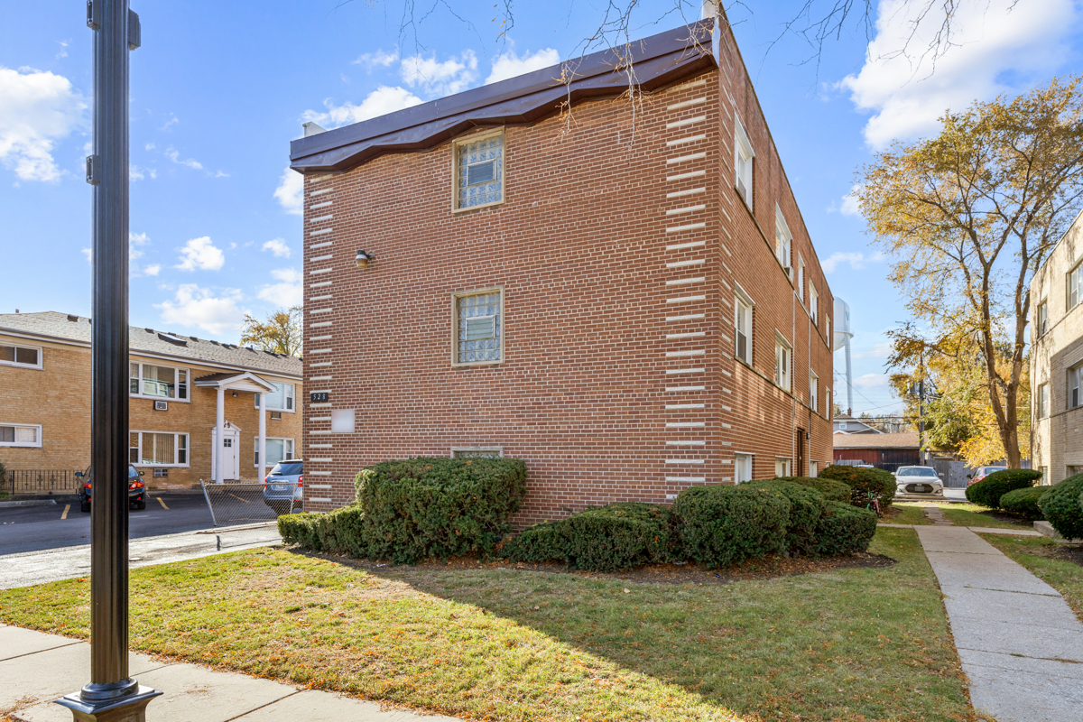 528 N Ardmore Avenue Property Photo 1