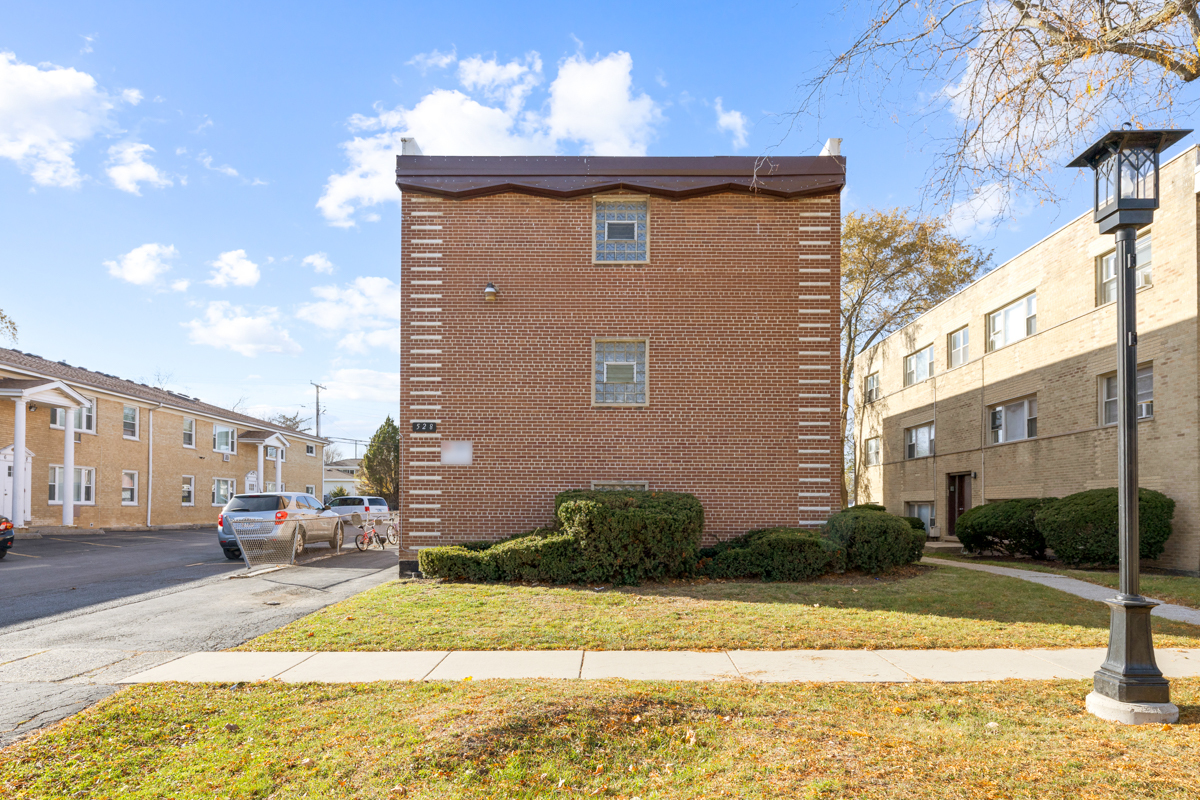 528 N Ardmore Avenue Property Photo 2