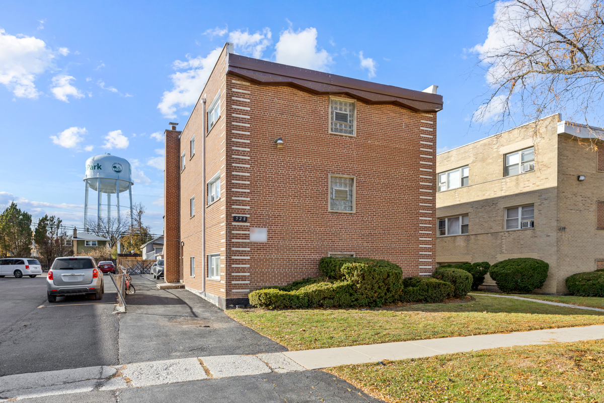 528 N Ardmore Avenue Property Photo 3