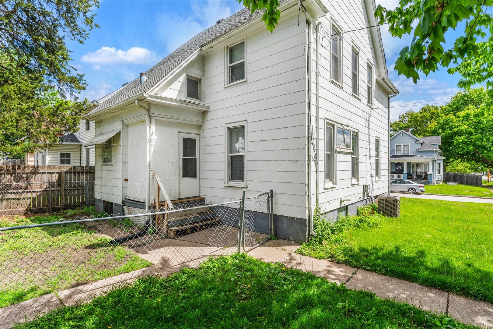 706 N Howell Street Property Photo 4