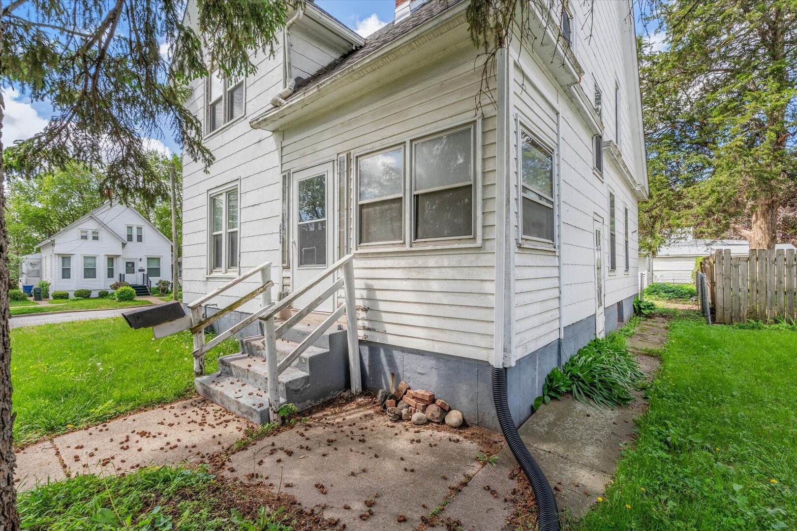 706 N Howell Street Property Photo 11