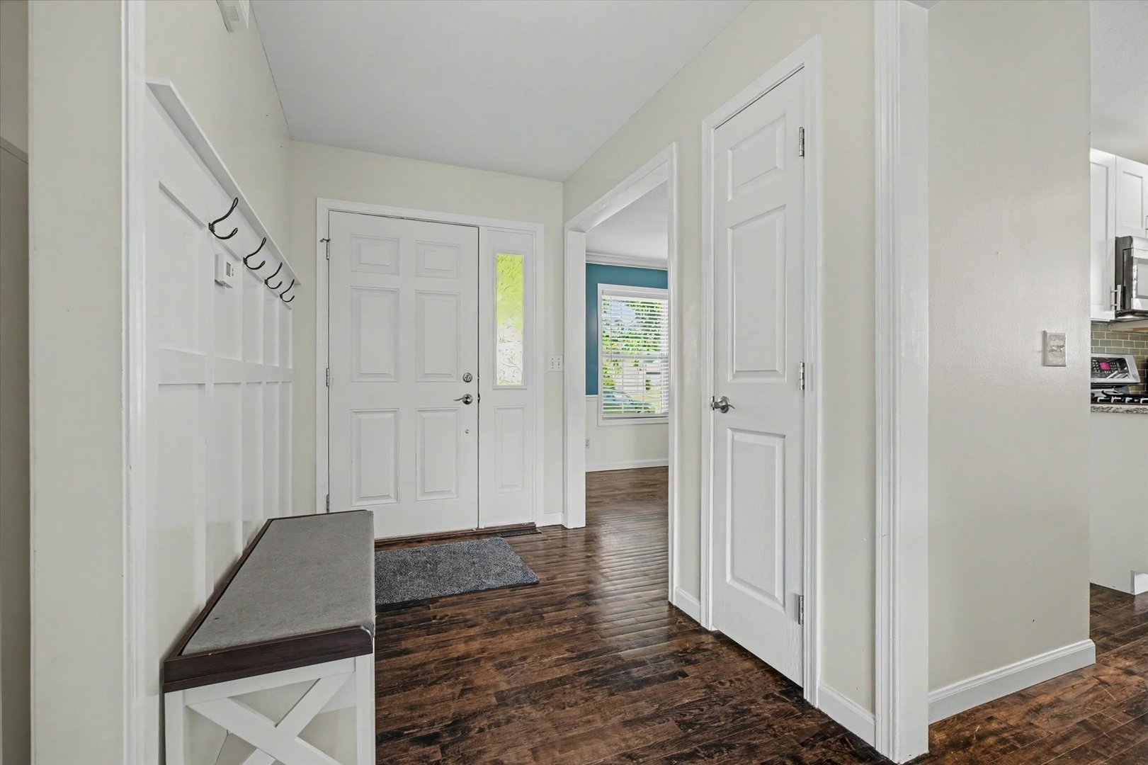 206 E Tomaras Avenue Property Photo 5