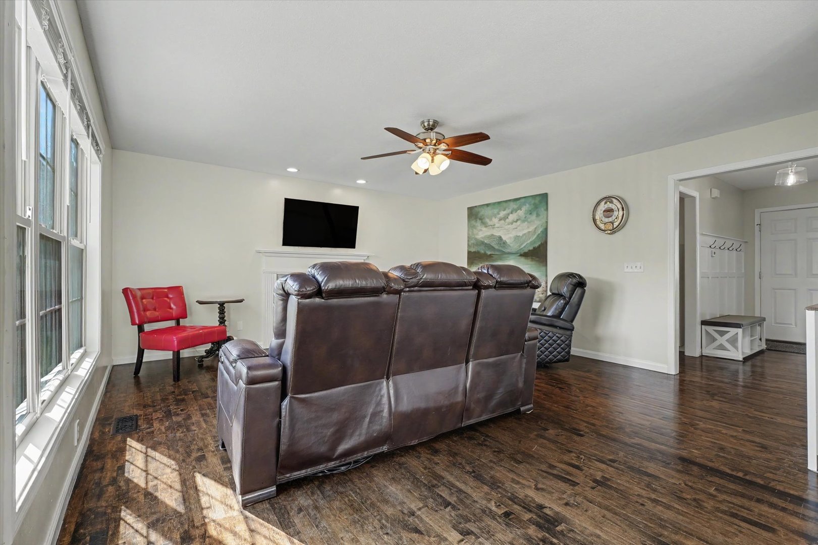 206 E Tomaras Avenue Property Photo 6