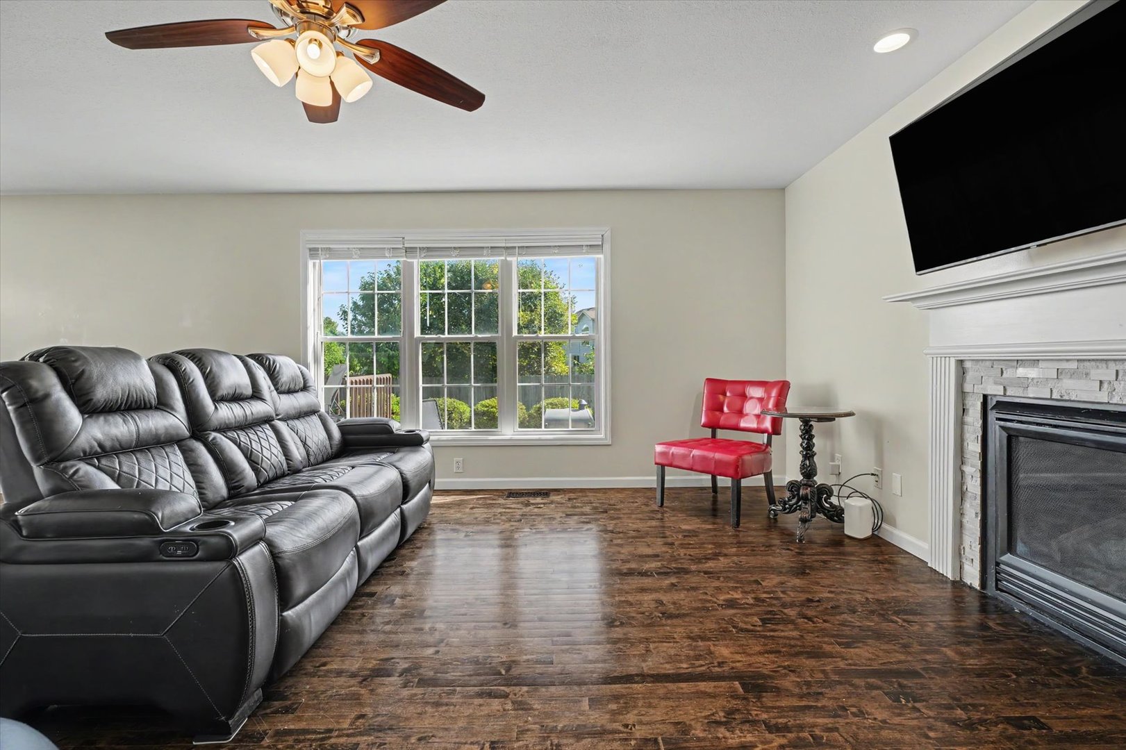 206 E Tomaras Avenue Property Photo 7