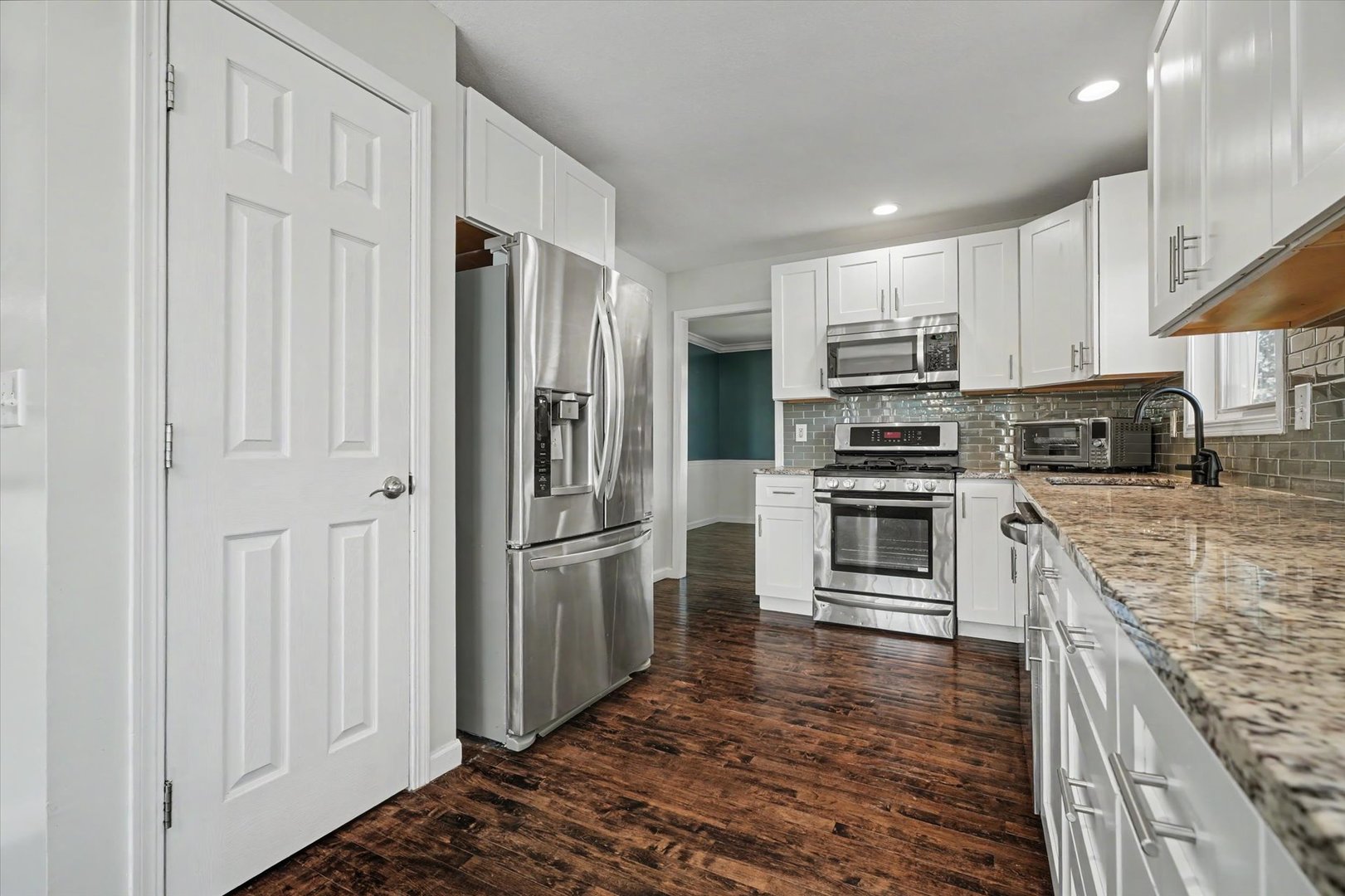 206 E Tomaras Avenue Property Photo 12
