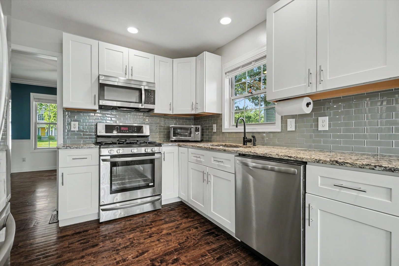 206 E Tomaras Avenue Property Photo 13