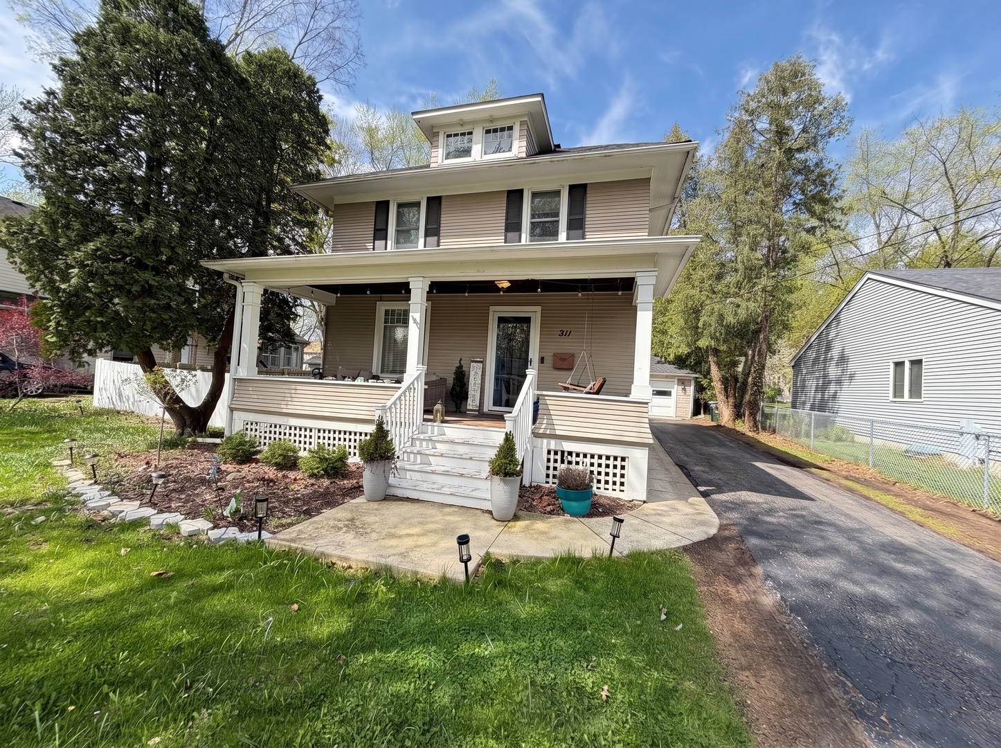 211 N Batavia Avenue Property Photo 1