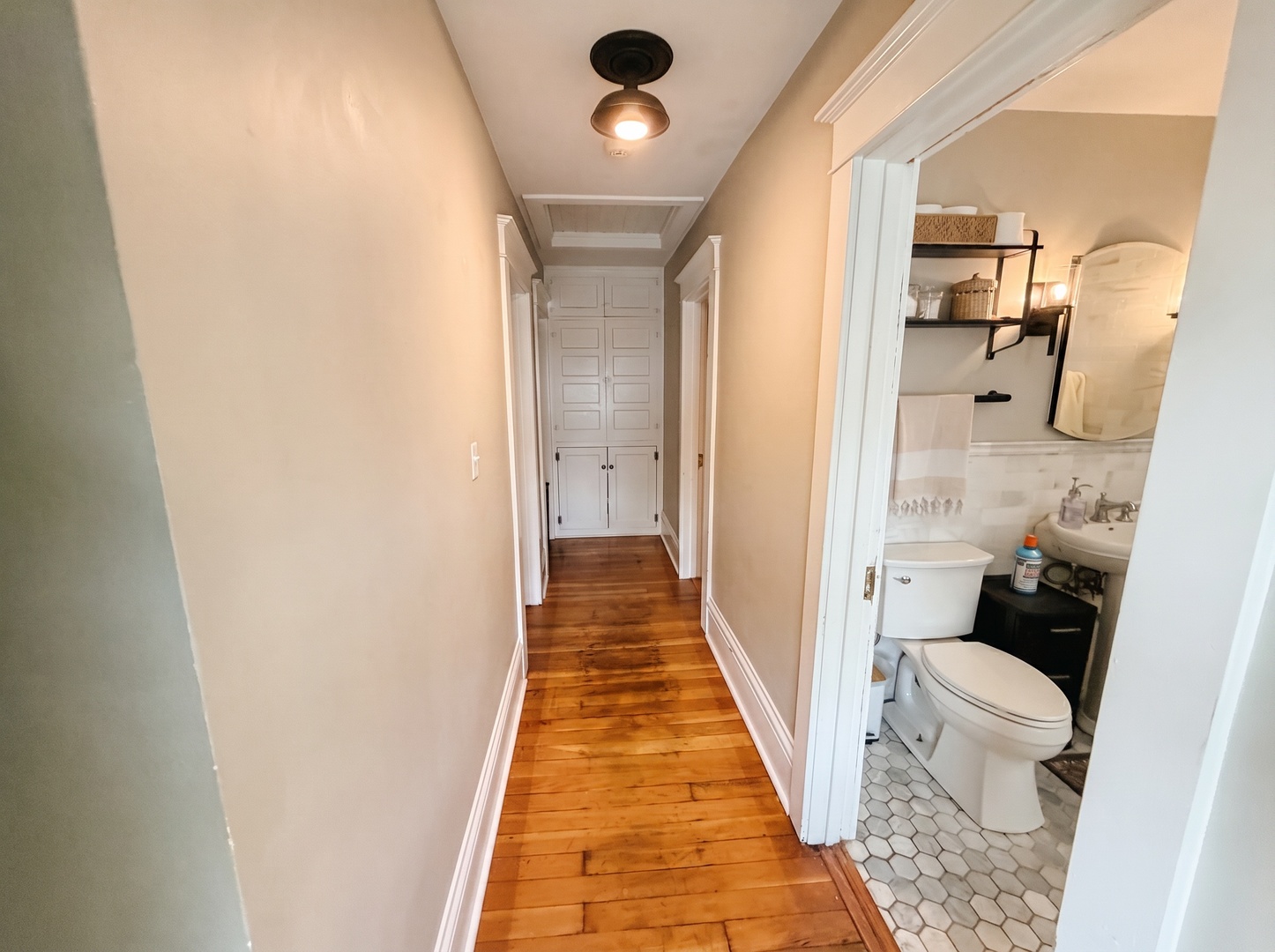 211 N Batavia Avenue Property Photo 9