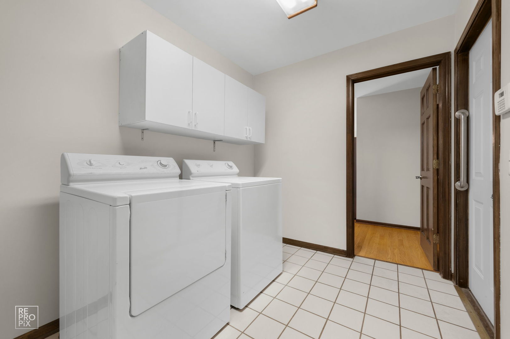 1749 E Bailey Road Property Photo 16