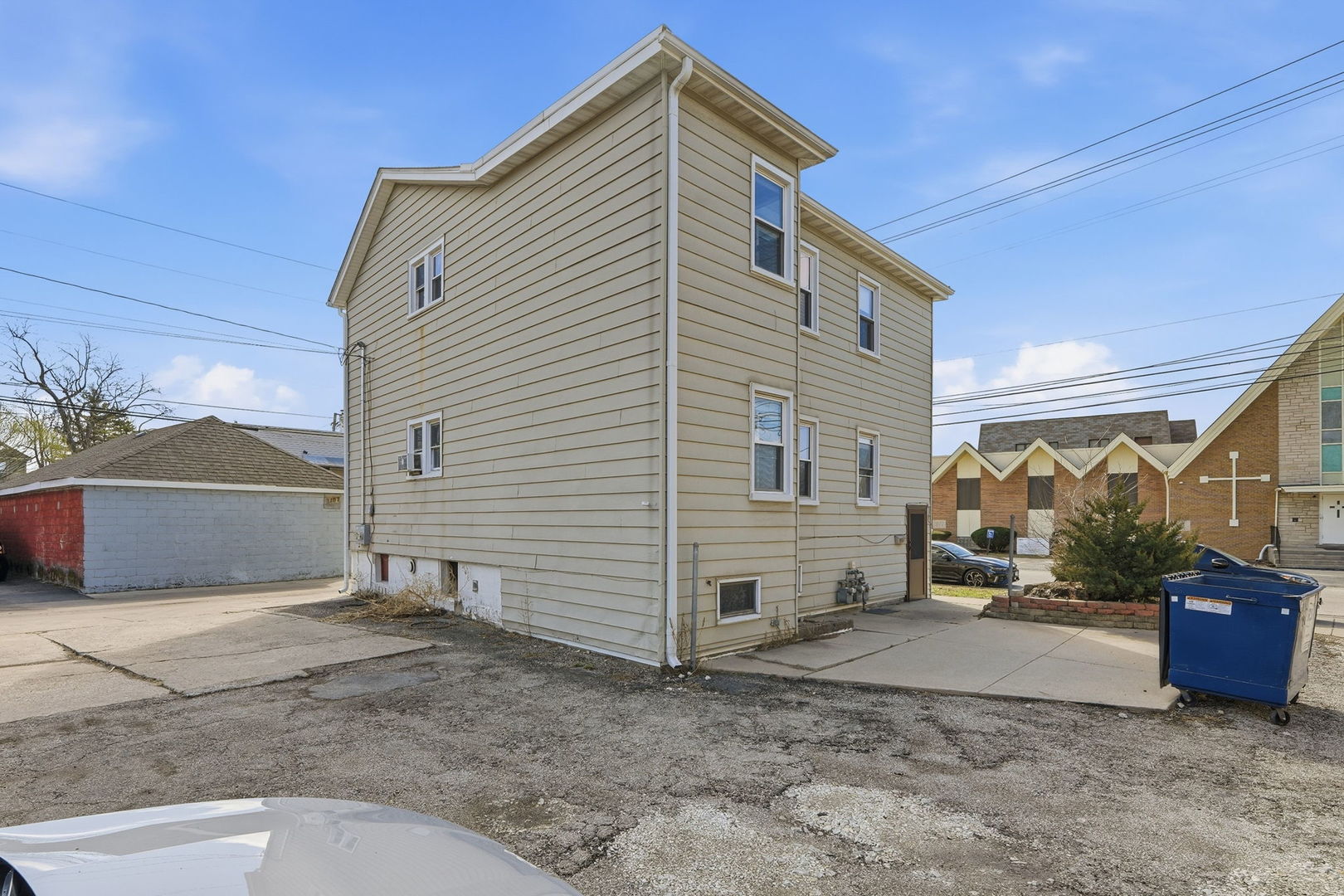 2111 Main Street Property Photo 2