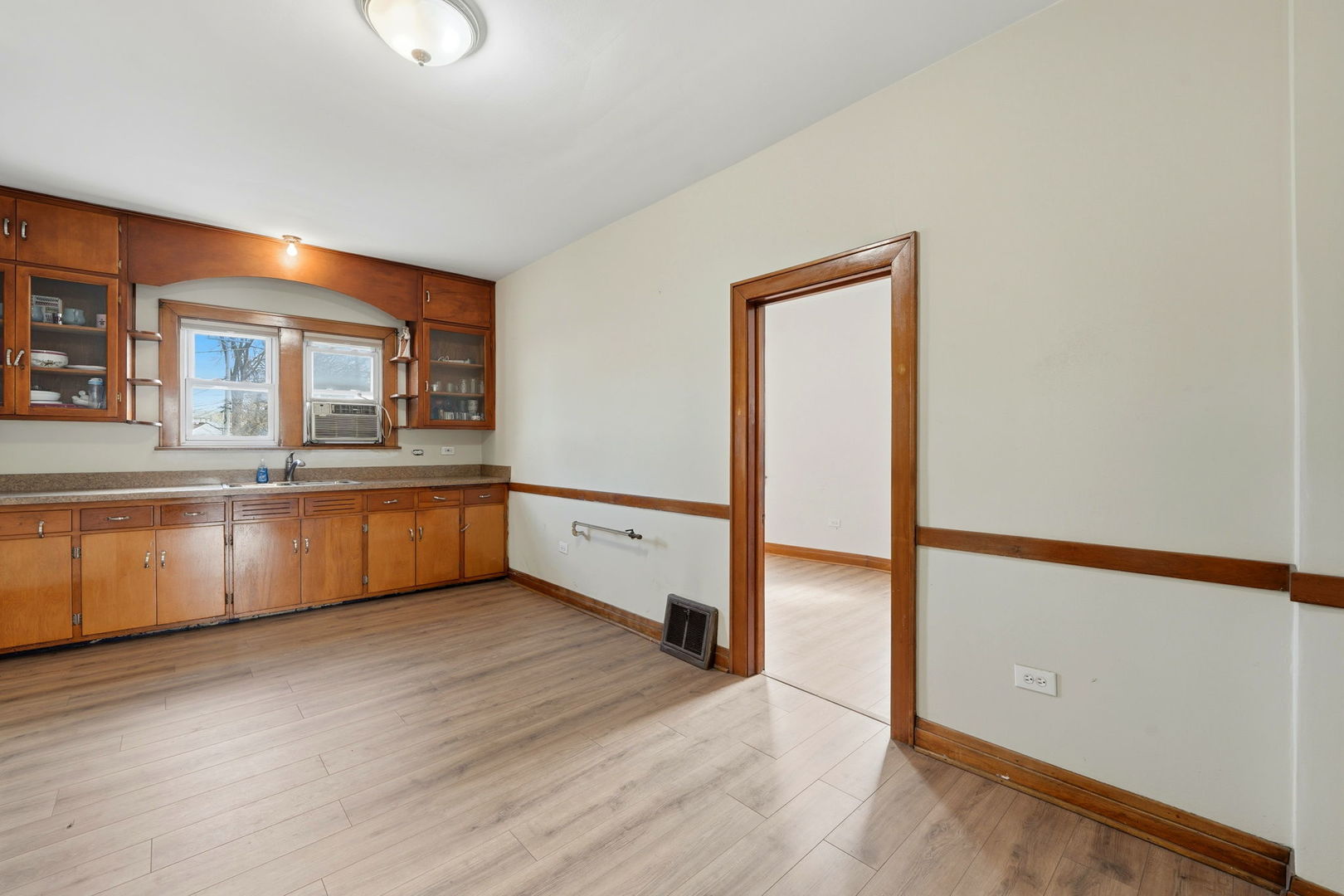 2111 Main Street Property Photo 4