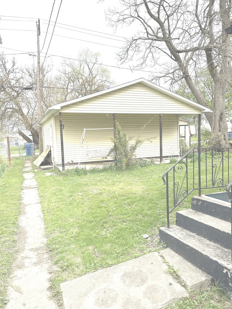 1221 E Chestnut Street Property Photo 2