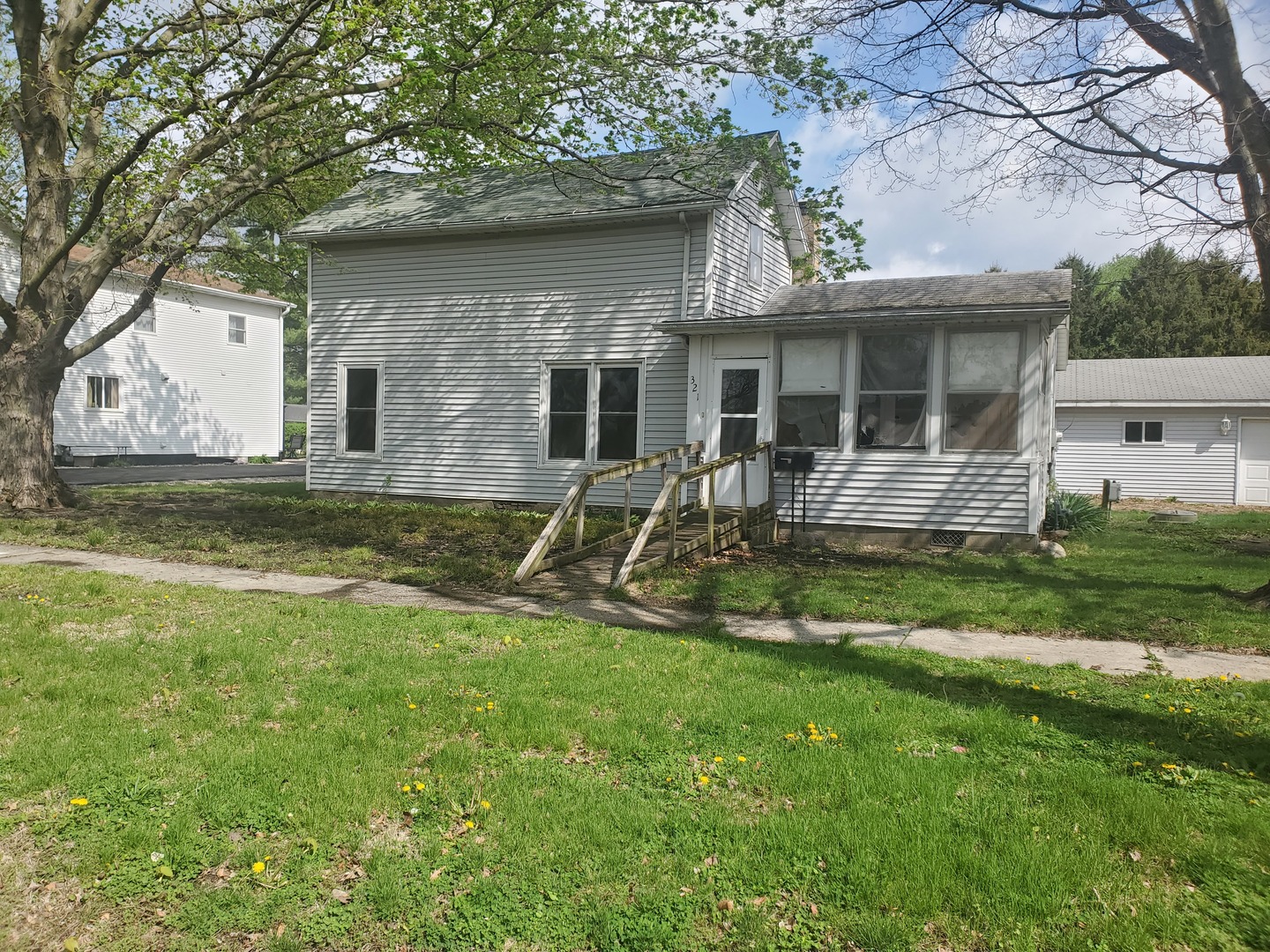 321 E Seminary Avenue Property Photo 1