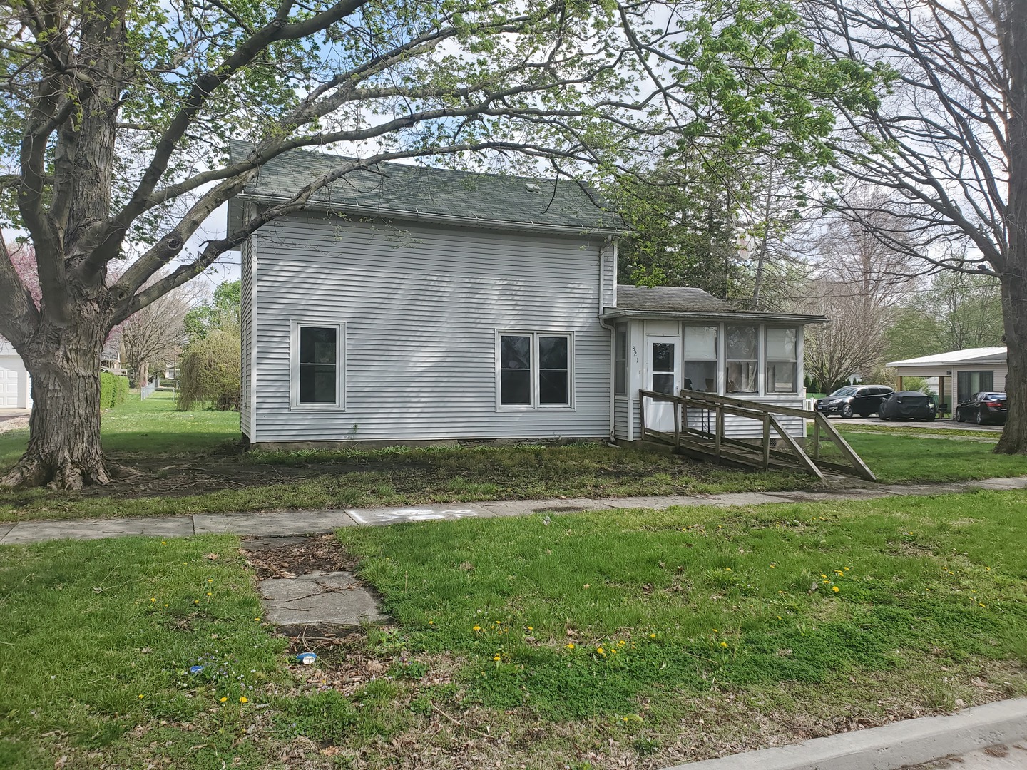 321 E Seminary Avenue Property Photo 2