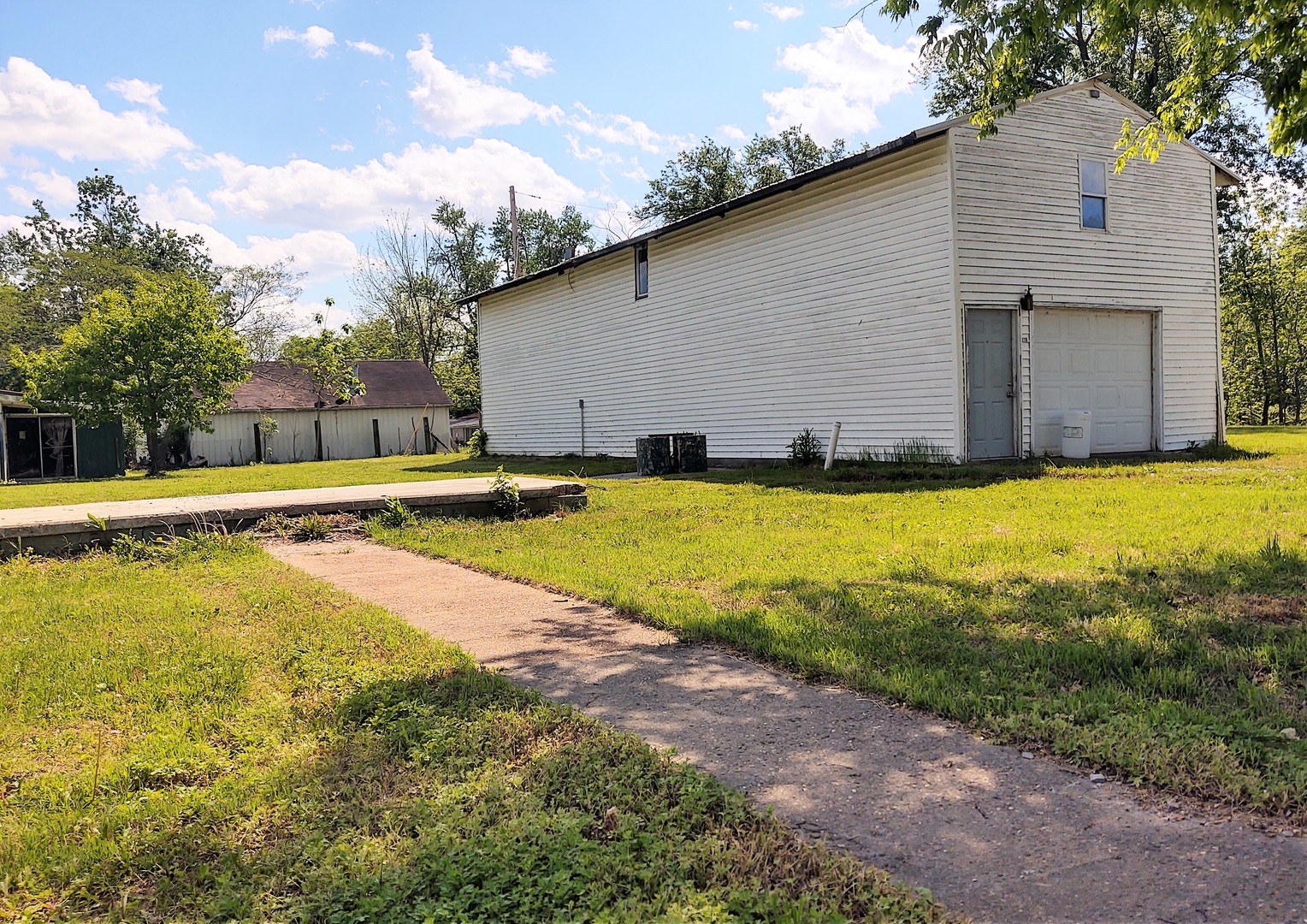 288 E Illinois Avenue Property Photo 1
