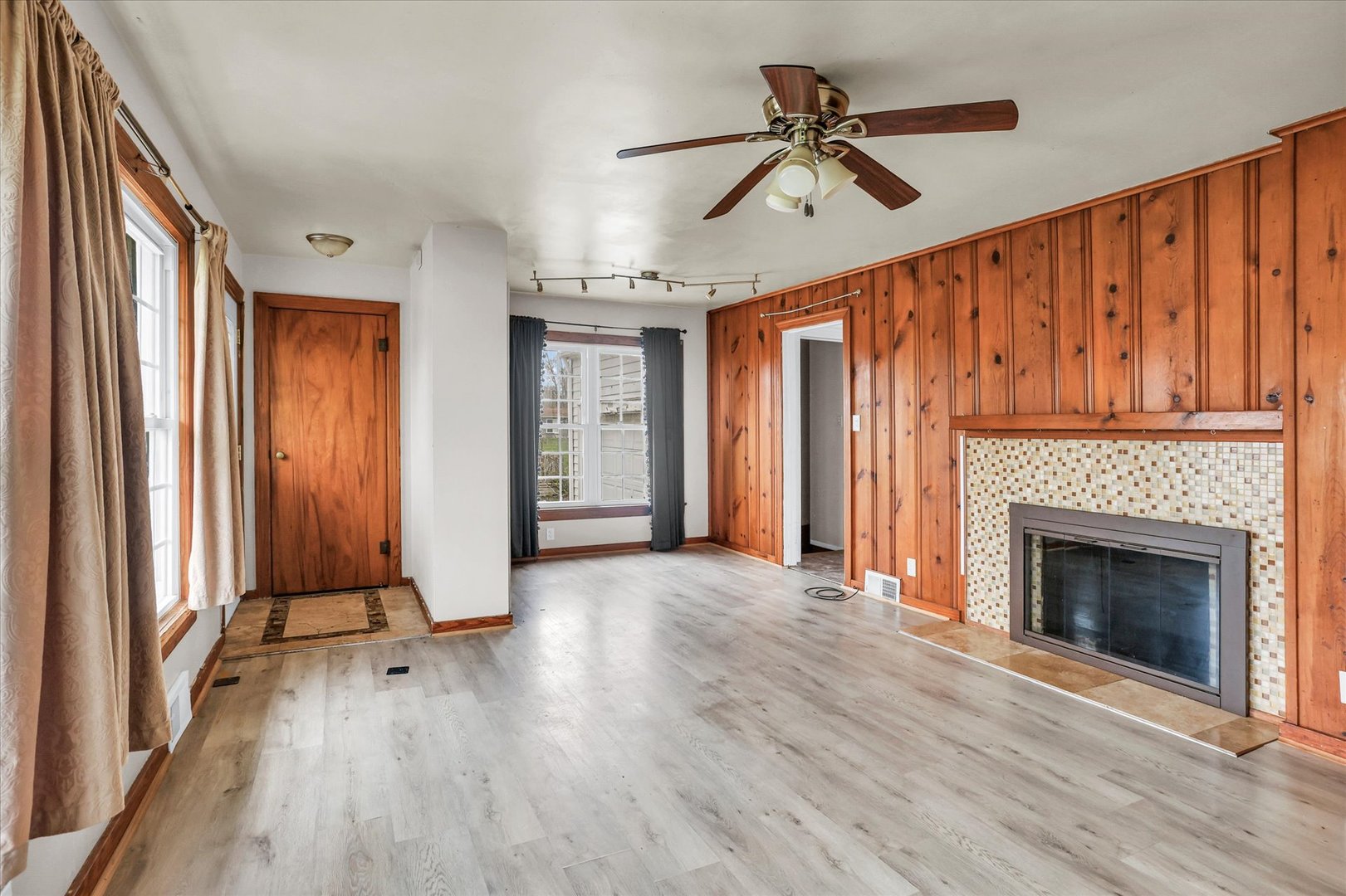 3234 E Fulton Avenue Property Photo 8