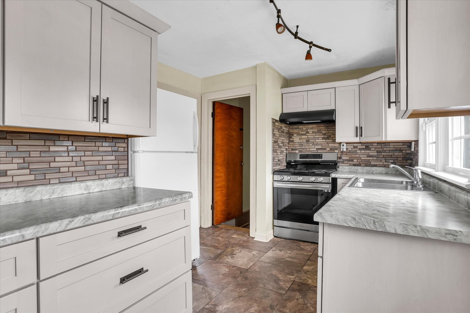 3234 E Fulton Avenue Property Photo 15