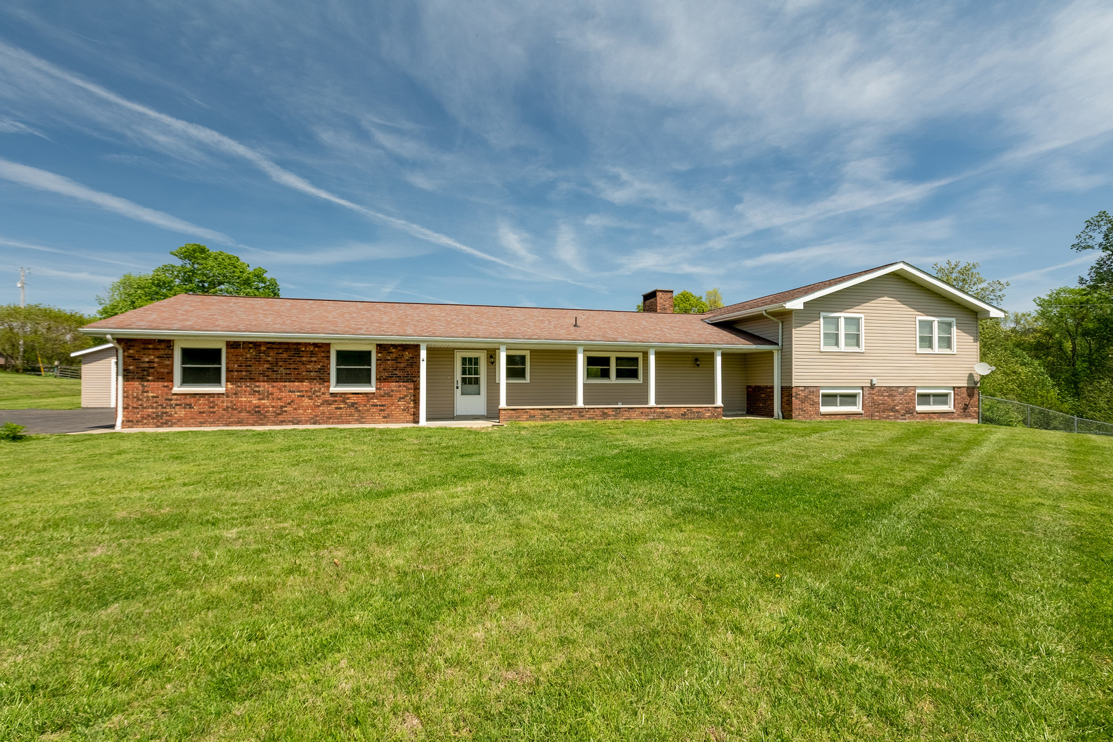 1040 Skyline Drive Property Photo 3