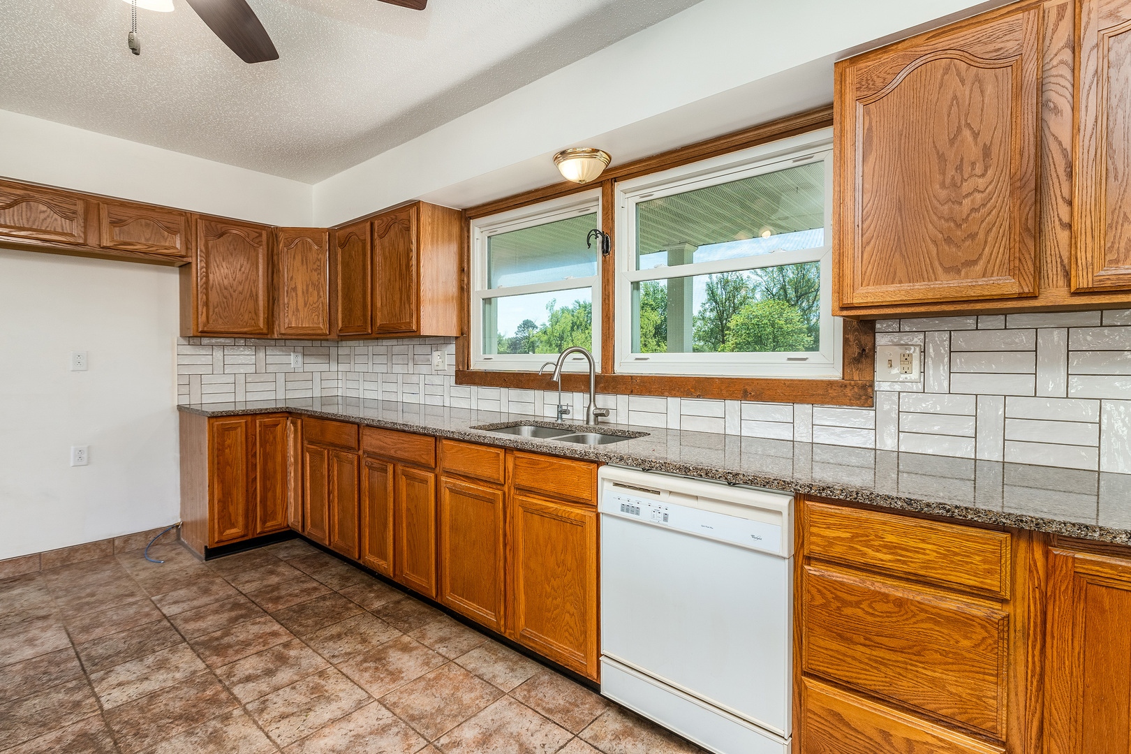 1040 Skyline Drive Property Photo 6