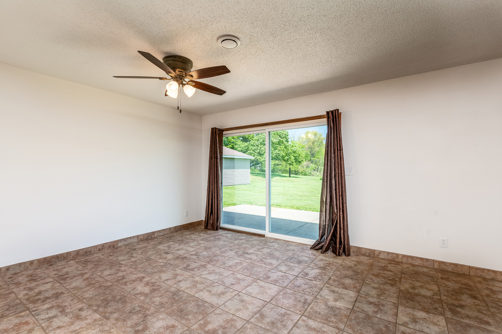 1040 Skyline Drive Property Photo 11