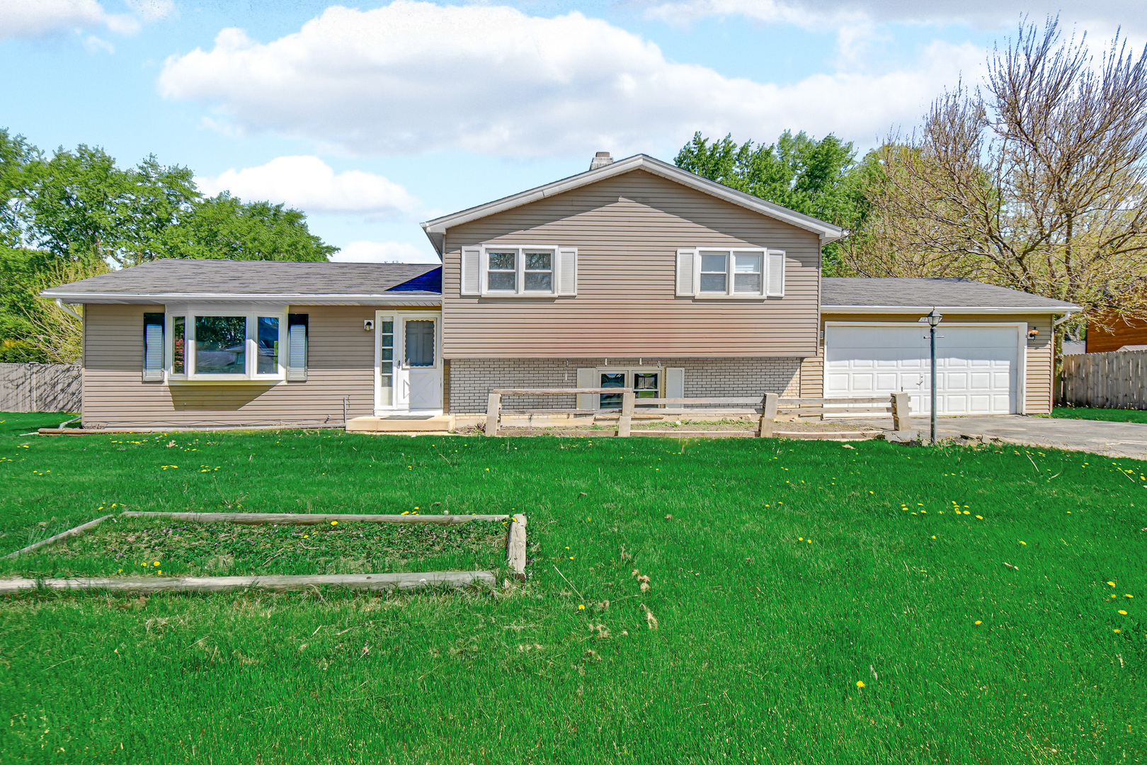28w502 Leverenz Road Property Photo 1