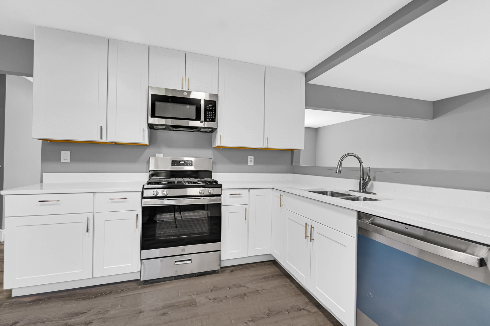 28w502 Leverenz Road Property Photo 2