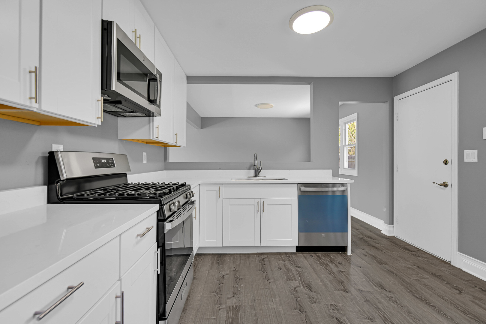 28w502 Leverenz Road Property Photo 4