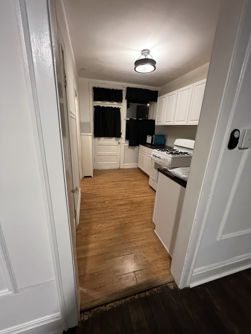 6335 N Claremont Avenue Property Photo 9