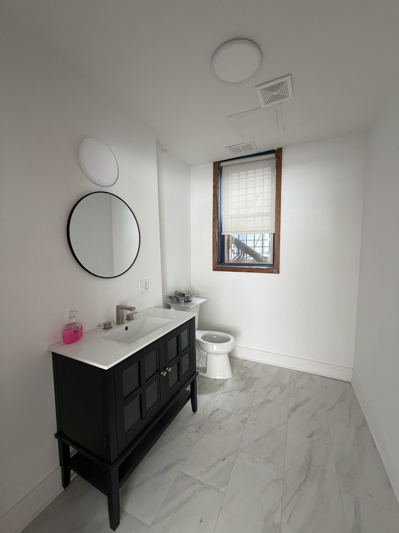 5233 N Damen Avenue Property Photo 6