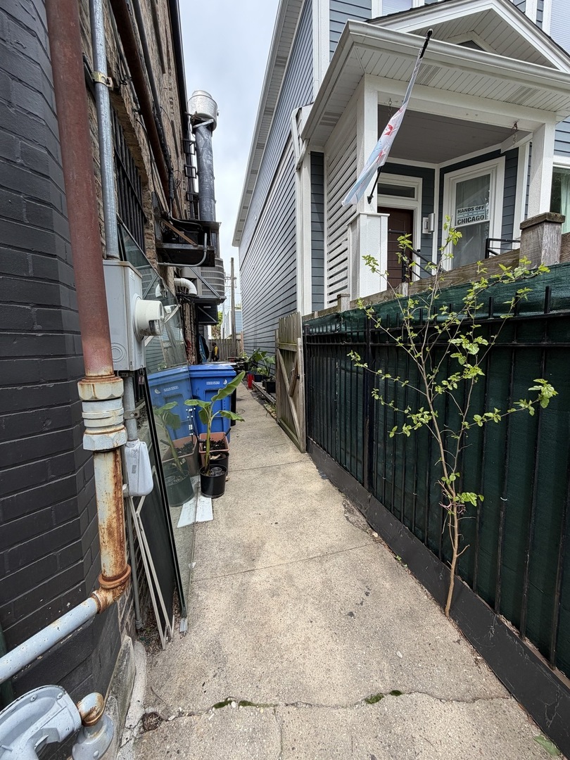 5233 N Damen Avenue Property Photo 9