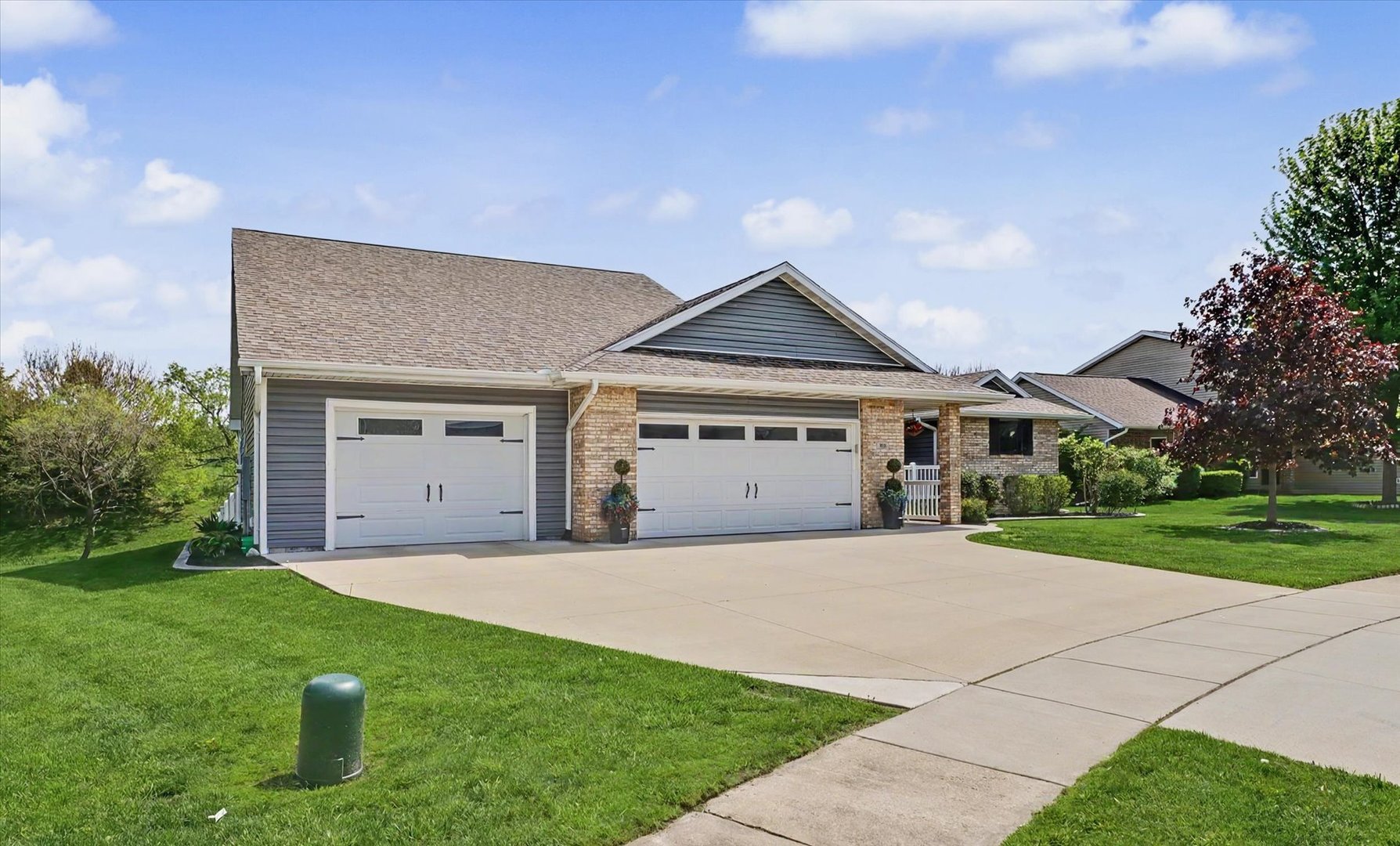 808 Cedar Ridge Court Property Photo 1
