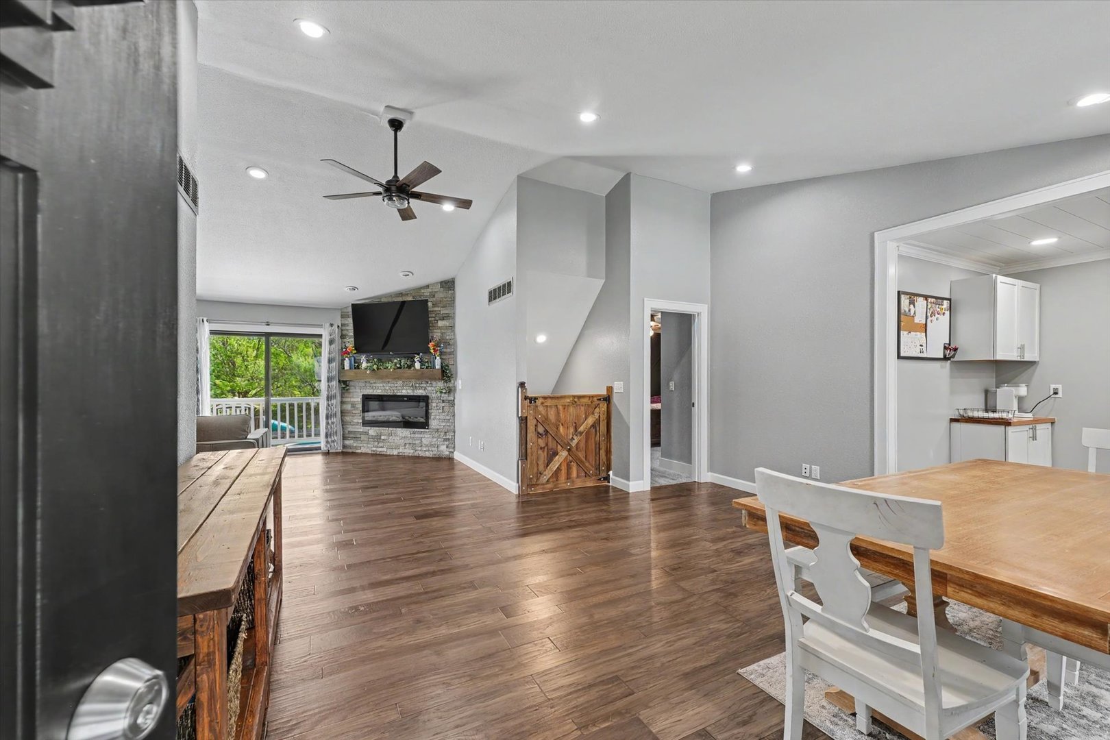 808 Cedar Ridge Court Property Photo 4